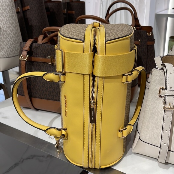 Michael Kors med Duffel Travel - Leather/Coated
35S2GTFU2B
DAFFODIL
MD DUFFLE - Picture 9 of 16